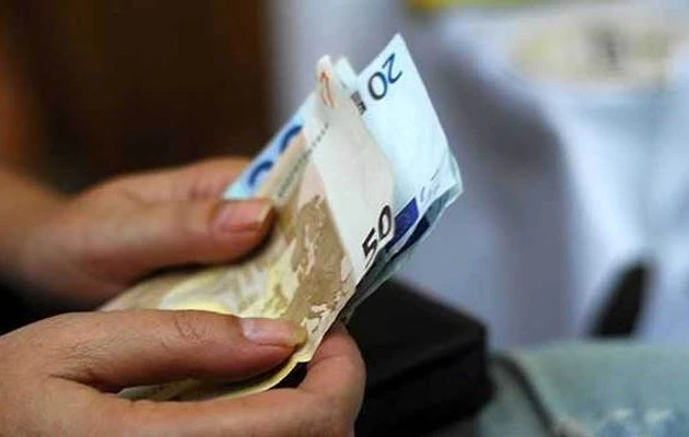 Ποιοι δικαιούνται έκτακτο επίδομα 1.000 ευρώ – Tι προβλέπει απόφαση της Αχτσιόγλου